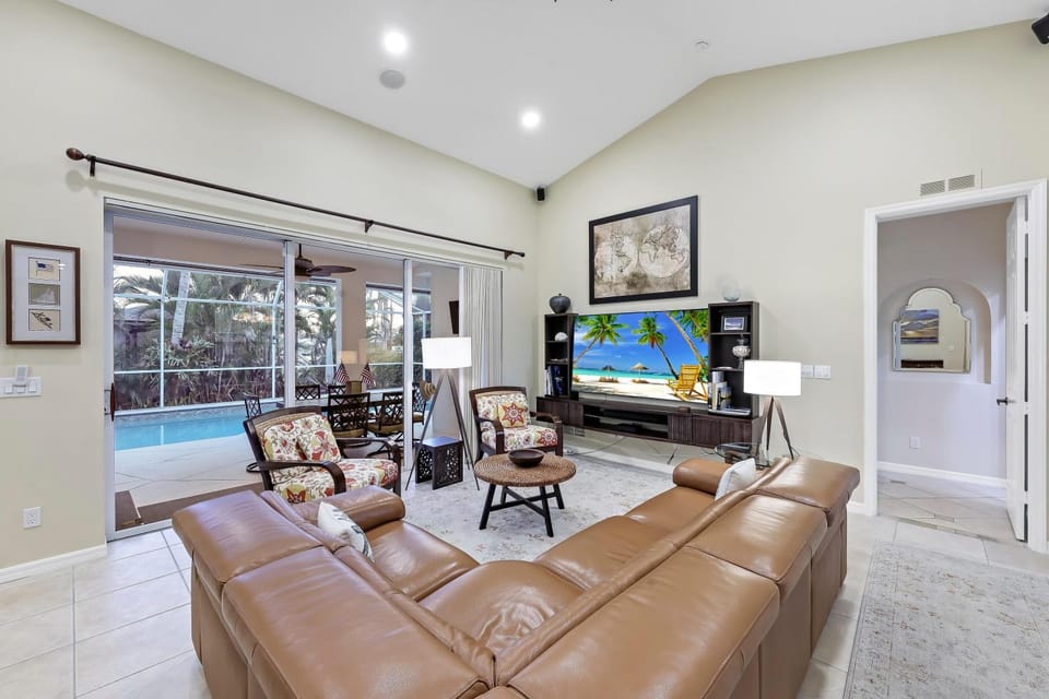 Home with pool, outdoor TV and walk to Tigertail Beach House in Marco Island