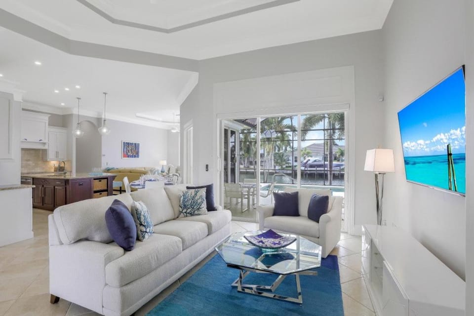 SW exposure home on wide canal with pool and spa House in Marco Island