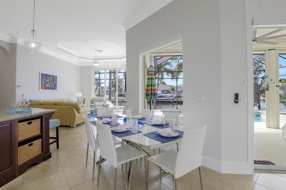 SW exposure home on wide canal with pool and spa House in Marco Island