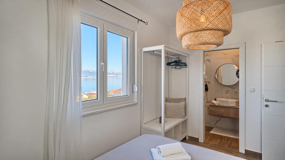 Toilet, Bed, Bathroom, Photo of the whole room, Bedroom, towels, wardrobe