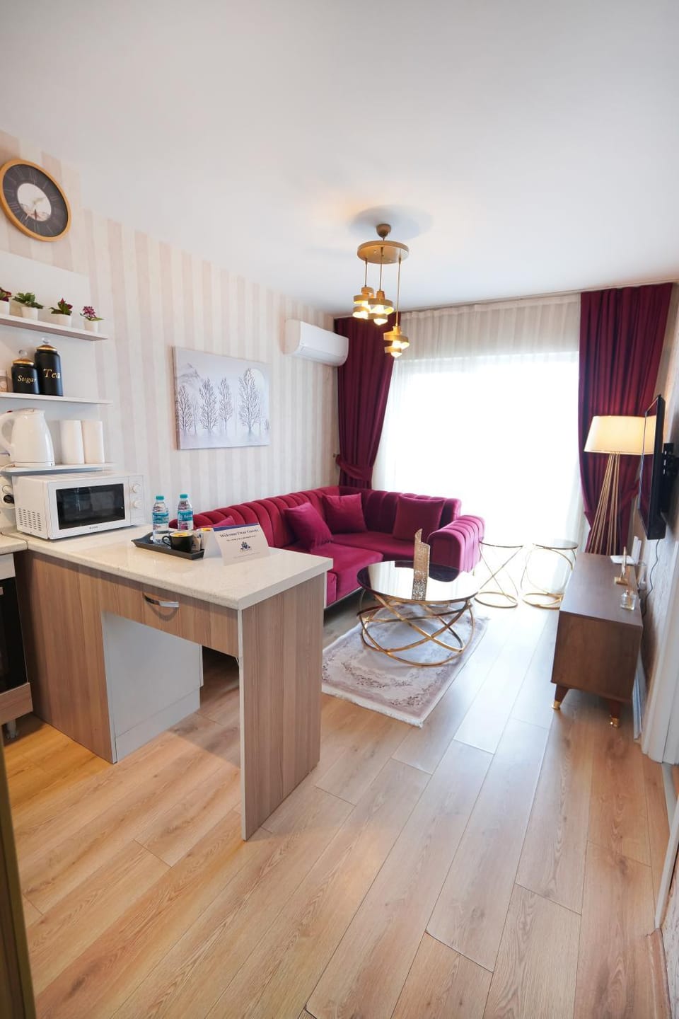 Kitchen or kitchenette, Living room, Seating area, Dining area