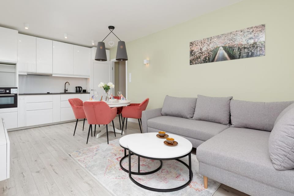 Kitchen or kitchenette, Living room, Seating area, Dining area