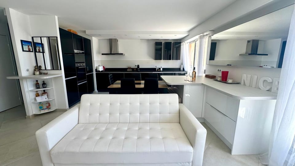 Coffee/tea facilities, Kitchen or kitchenette, Living room, Dining area, dishwasher, minibar, oven, stove, toaster