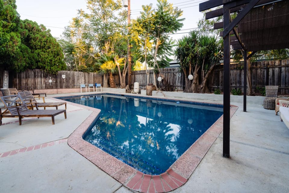 Le Bleu House - Newly Designed 3BR HOUSE & POOL by Topanga House in Winnetka