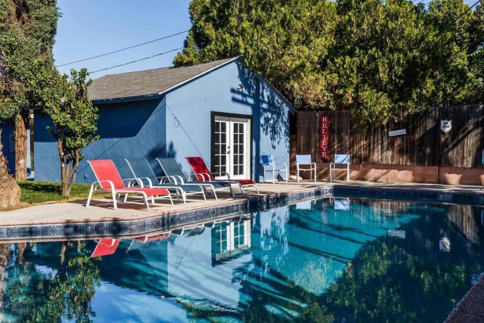 Le Bleu House - Newly Designed 3BR HOUSE & POOL by Topanga House in Winnetka