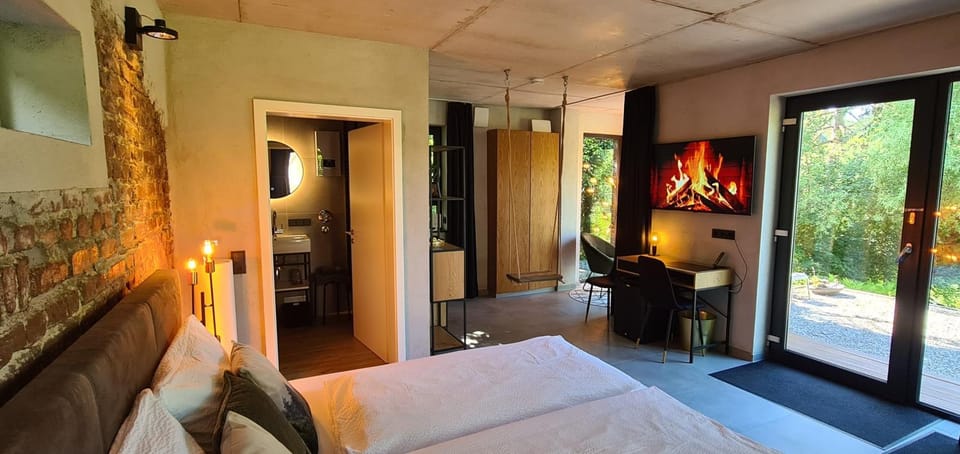 Bed, TV and multimedia, Photo of the whole room, Bedroom