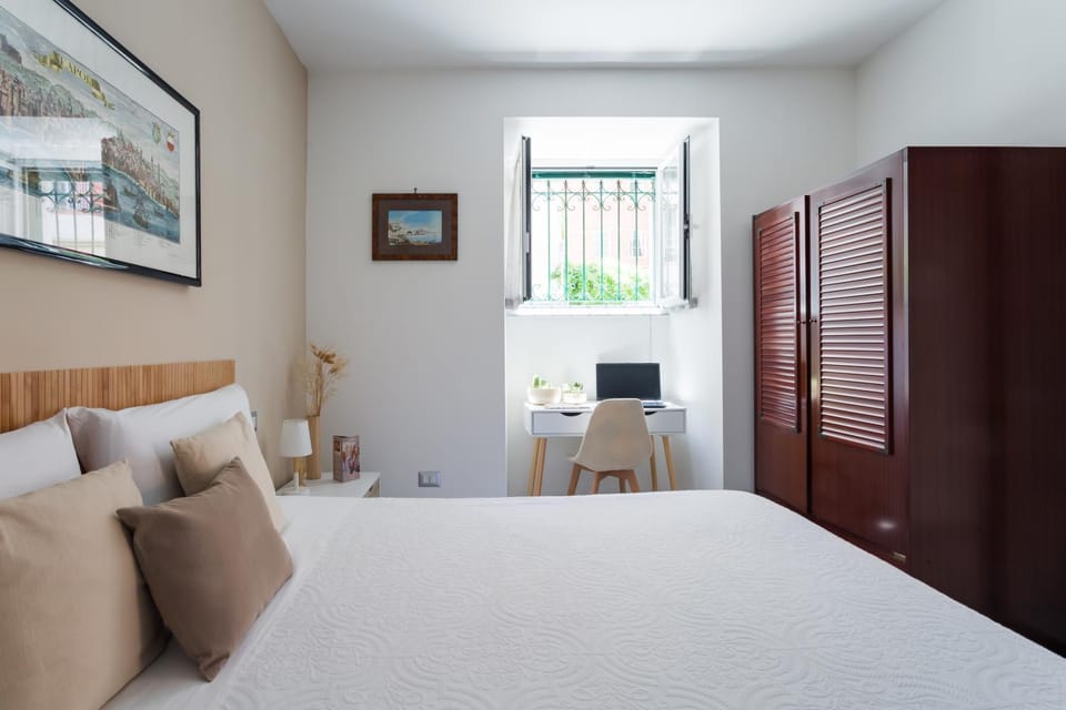 Bed, Photo of the whole room, Seating area, Bedroom, wardrobe