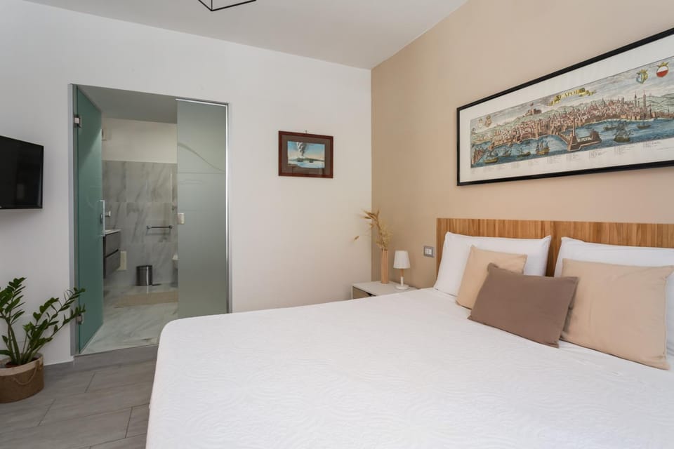 Bed, TV and multimedia, Photo of the whole room, Bedroom