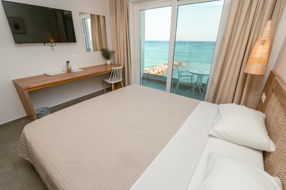 Bed, TV and multimedia, View (from property/room), Balcony/Terrace, Photo of the whole room, Bedroom, Sea view