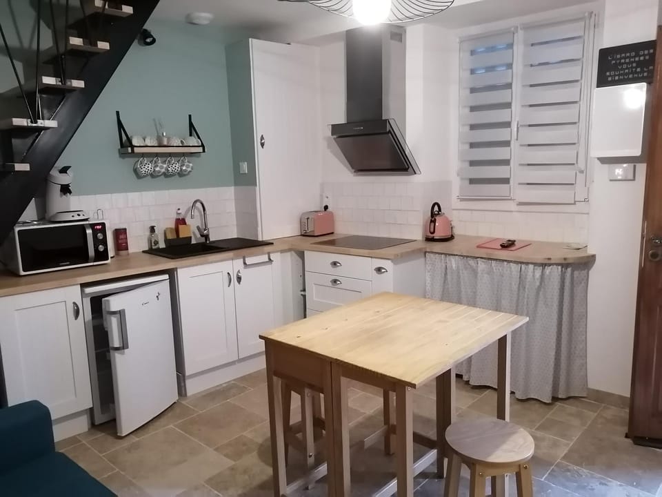 Kitchen or kitchenette, Dining area, stove, toaster