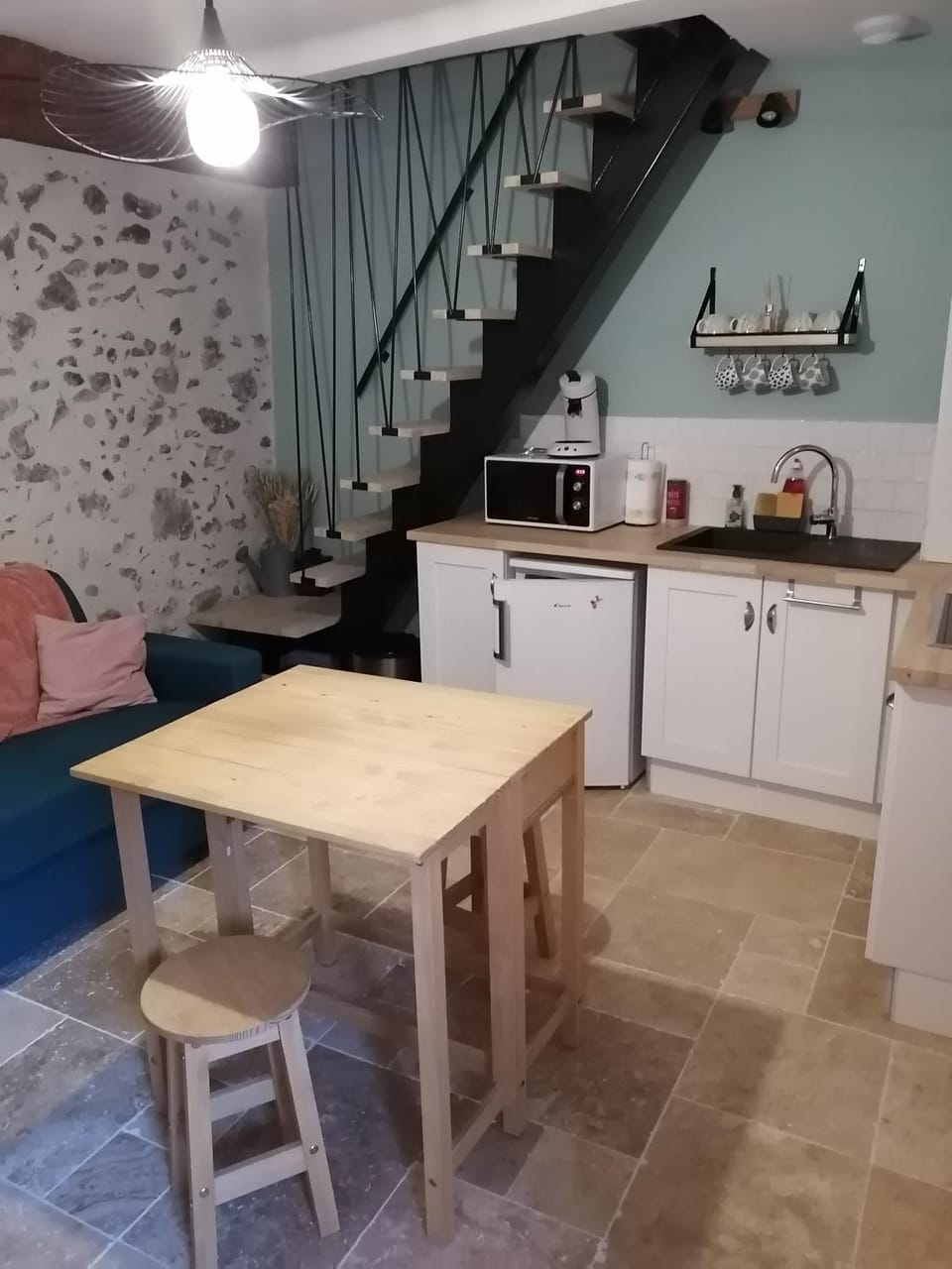 Kitchen or kitchenette, Living room, Seating area, Dining area