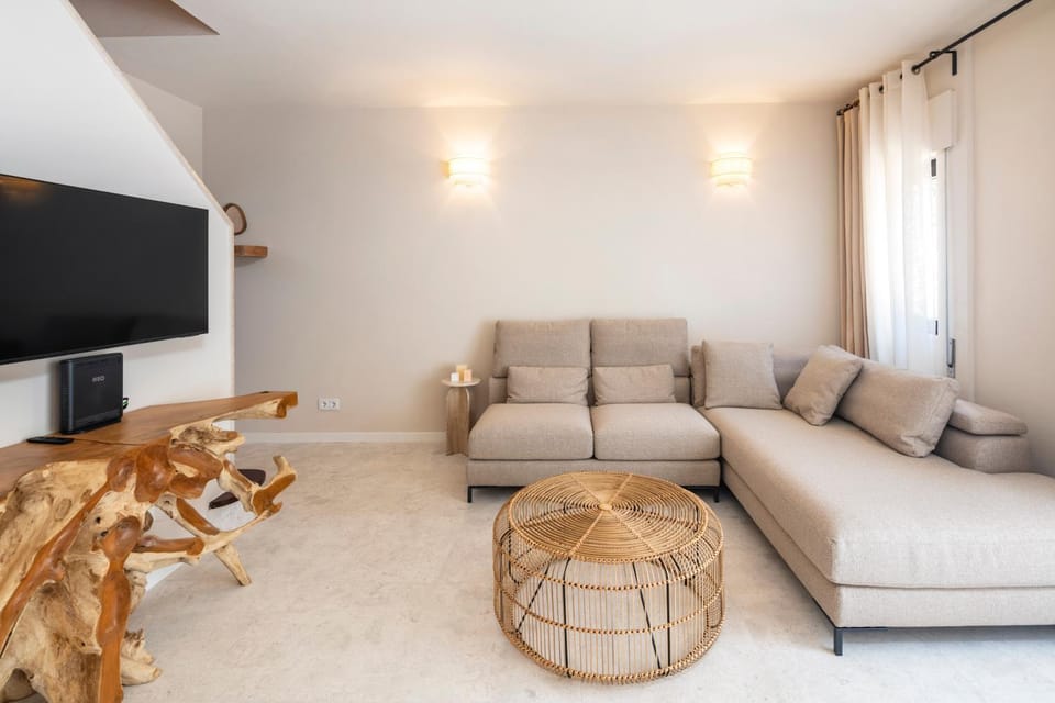 Communal lounge/ TV room, TV and multimedia, Living room, Seating area, Evening entertainment, internet, air conditioner