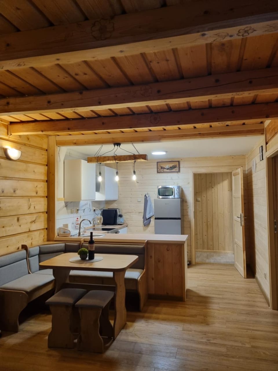 Kitchen or kitchenette, Dining area