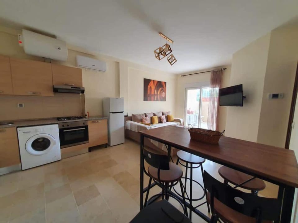 Kitchen or kitchenette, Living room, Dining area, oven