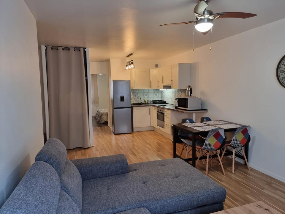 Kitchen or kitchenette, Seating area
