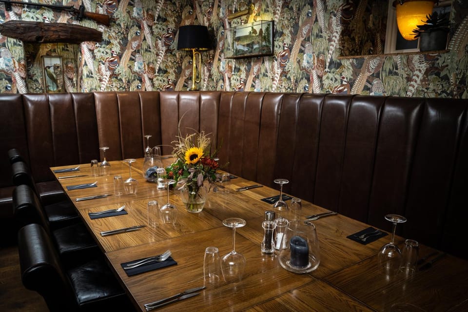 Restaurant/places to eat, Business facilities, Meeting/conference room