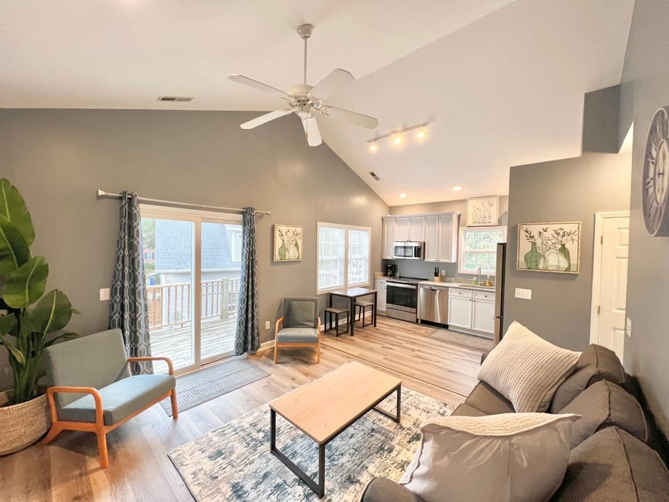 Charming, Beautiful, Treetop Loft, Prime Location Apartment in Wilmington
