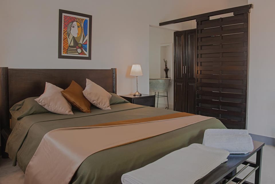 Photo of the whole room, Bedroom
