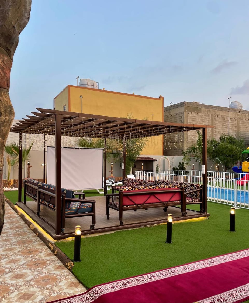 Communal lounge/ TV room, Day, Neighbourhood, Natural landscape, Seating area, Pool view, Swimming pool, sunbed