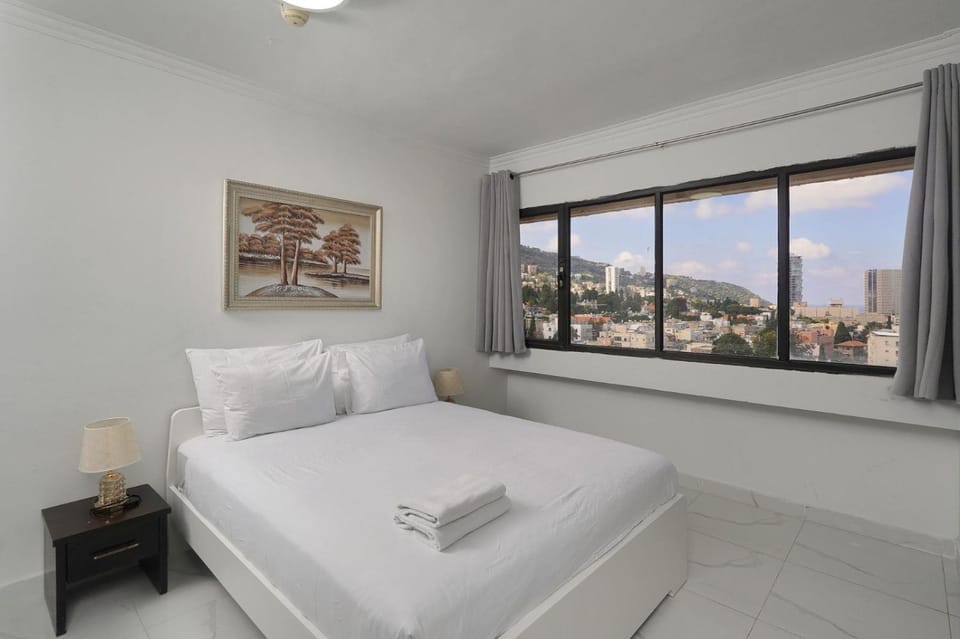 Bed, Photo of the whole room, Bedroom, Mountain view, towels