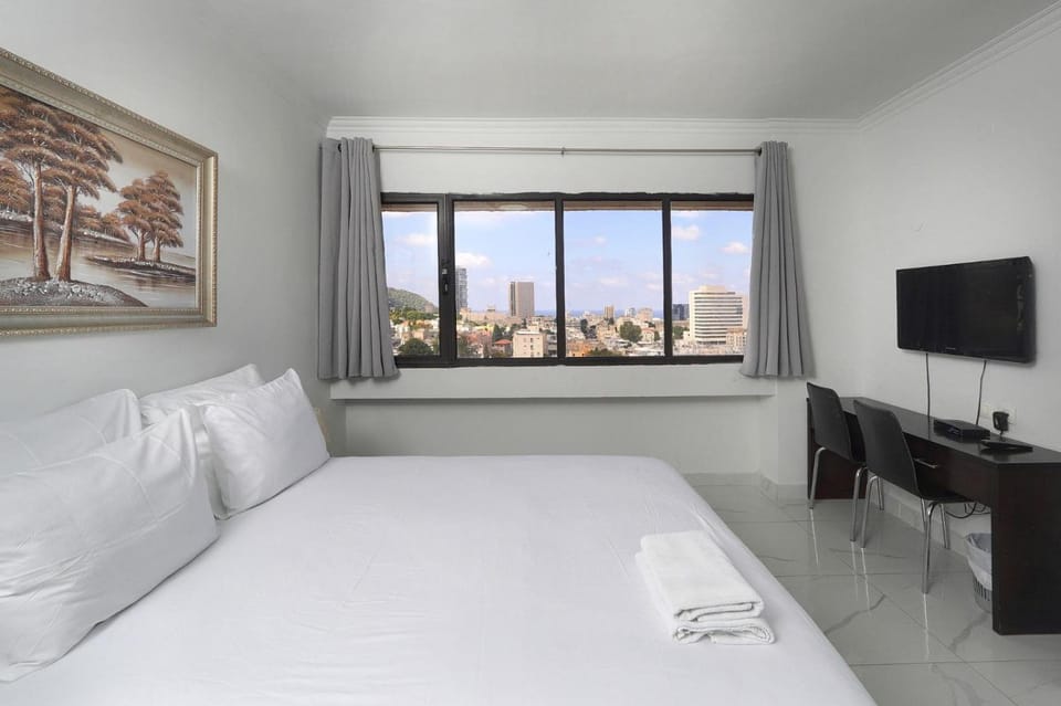 Bed, TV and multimedia, Bedroom, towels