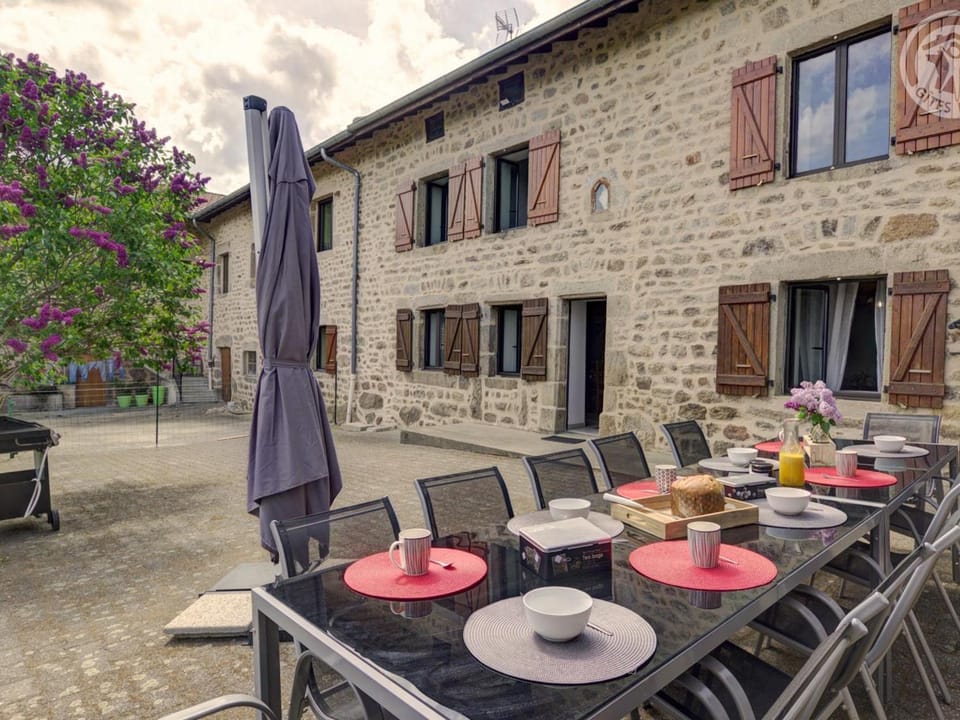 Gîte de charme, 3 chambres, jardin, ping-pong - FR-1-496-253 House in Auvergne-Rhône-Alpes