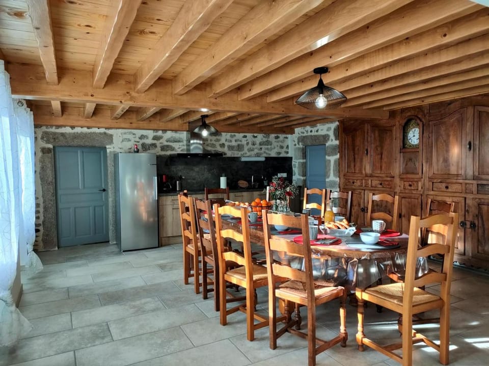Gîte de charme, 3 chambres, jardin, ping-pong - FR-1-496-253 House in Auvergne-Rhône-Alpes