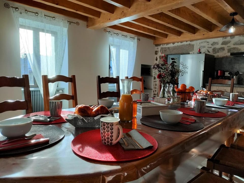 Gîte de charme, 3 chambres, jardin, ping-pong - FR-1-496-253 House in Auvergne-Rhône-Alpes
