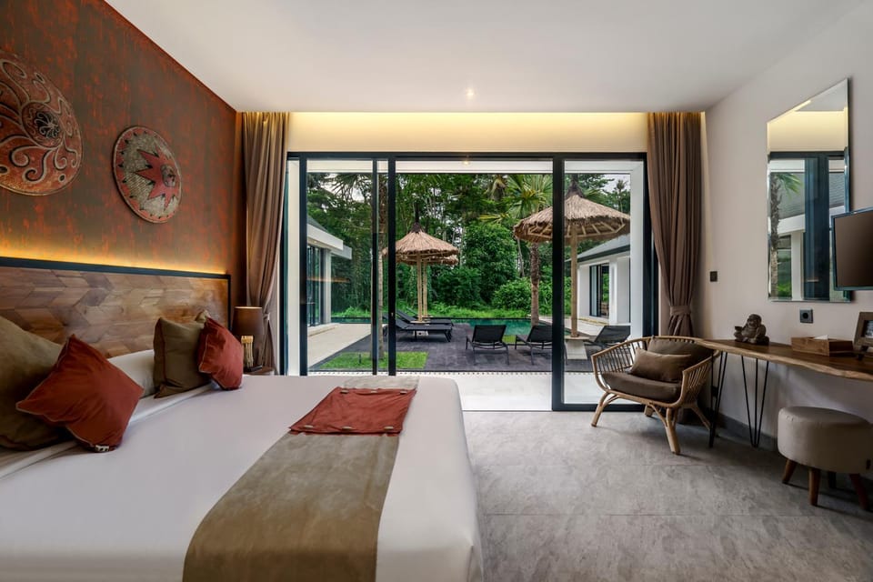 Photo of the whole room, Garden view