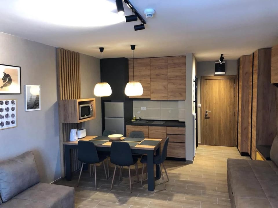 Kitchen or kitchenette, Dining area, minibar