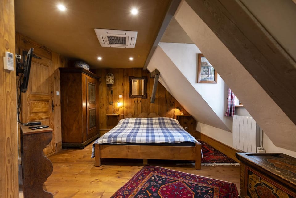 Bed, TV and multimedia, Photo of the whole room, Bedroom, air conditioner