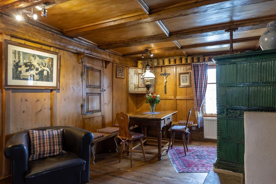 Seating area, Dining area