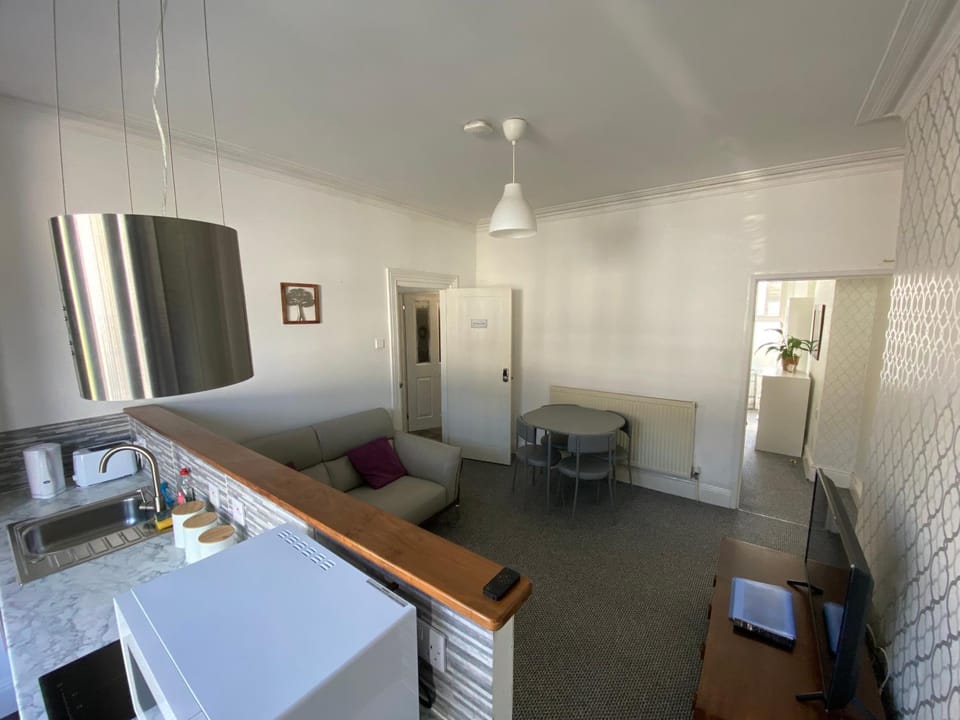 Kitchen or kitchenette, Living room, Seating area, Dining area