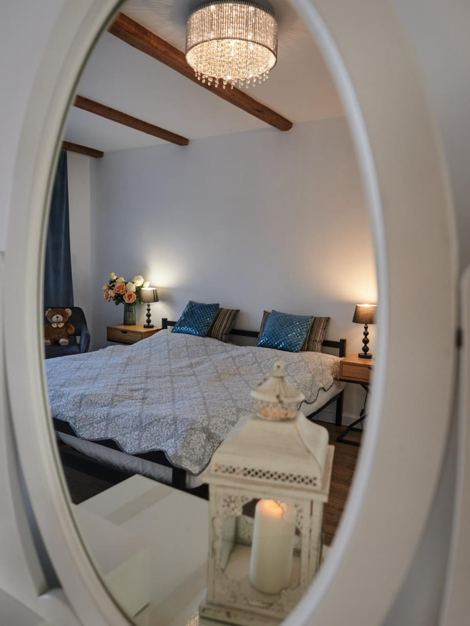 Bed, Photo of the whole room, Seating area, Bedroom