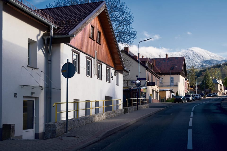 Property building, Day, Neighbourhood, Mountain view, Street view, Location