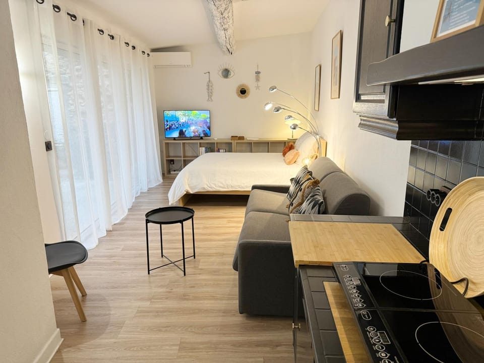 Living room, Photo of the whole room, Seating area, kitchen, air conditioner