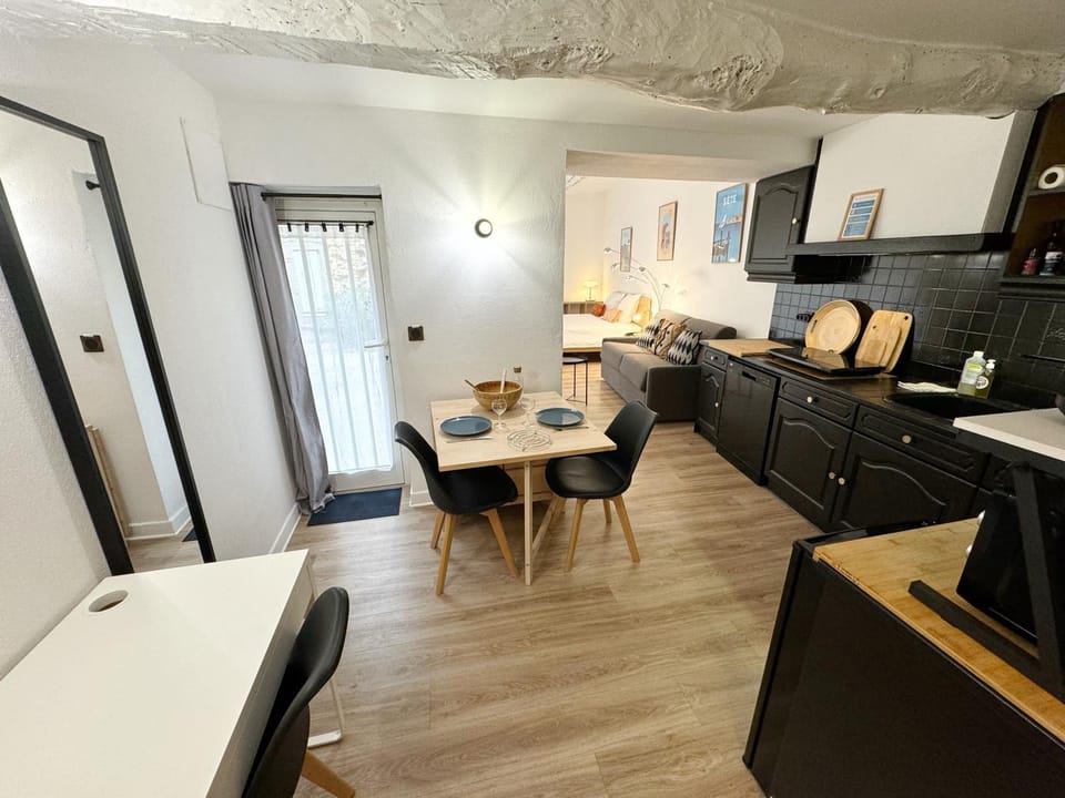 Seating area, Dining area, kitchen