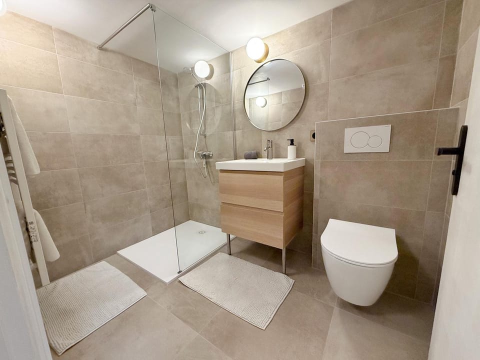 Shower, Toilet, Bathroom, heating, towels