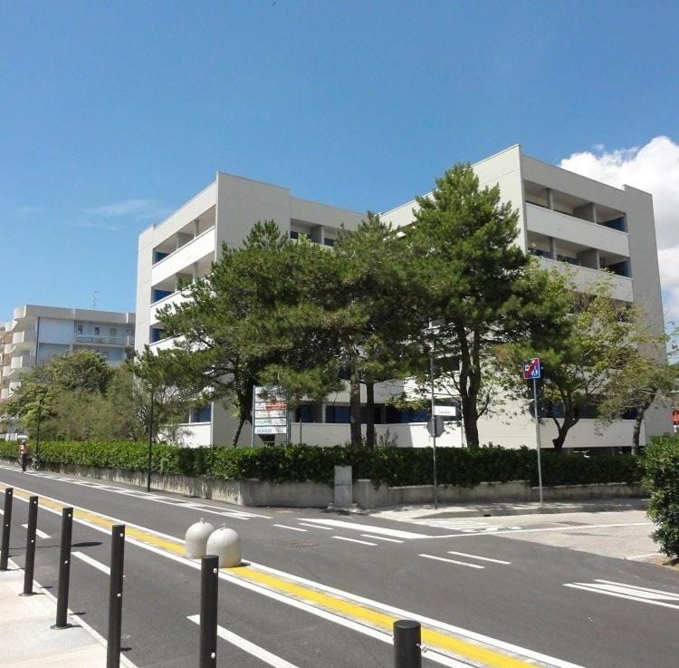 Property building, Nearby landmark, Neighbourhood, City view