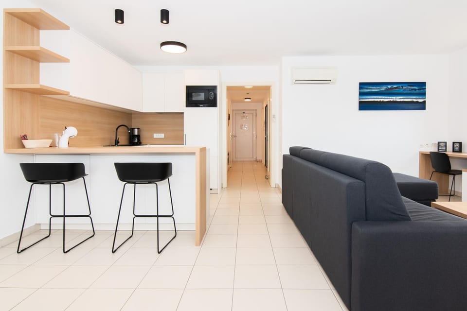 Coffee/tea facilities, Kitchen or kitchenette, Living room, Seating area, microwave, minibar