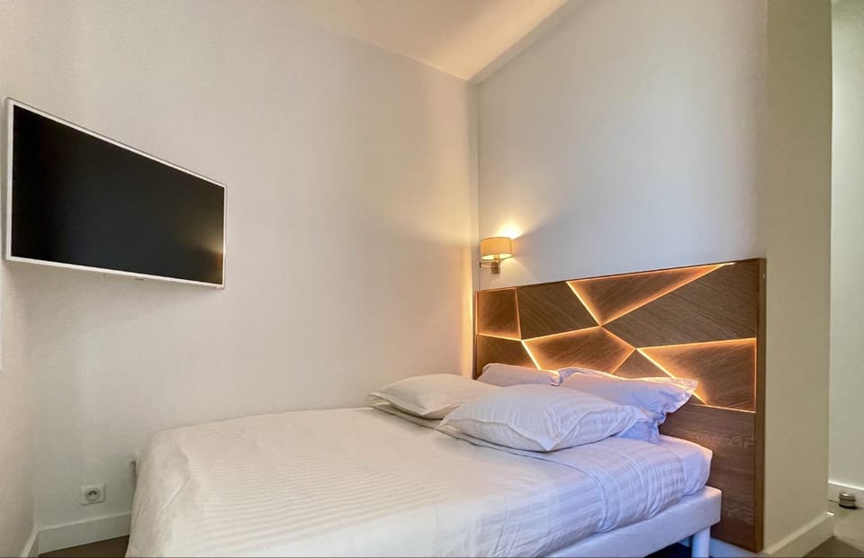 Shower, Bathroom, Balcony/Terrace, Kitchen or kitchenette, Living room, Bedroom