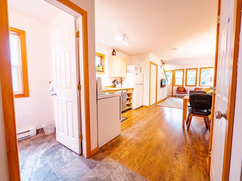 Photo of the whole room, kitchen