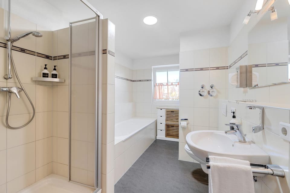 Shower, Toilet, Bathroom, Bath, towels