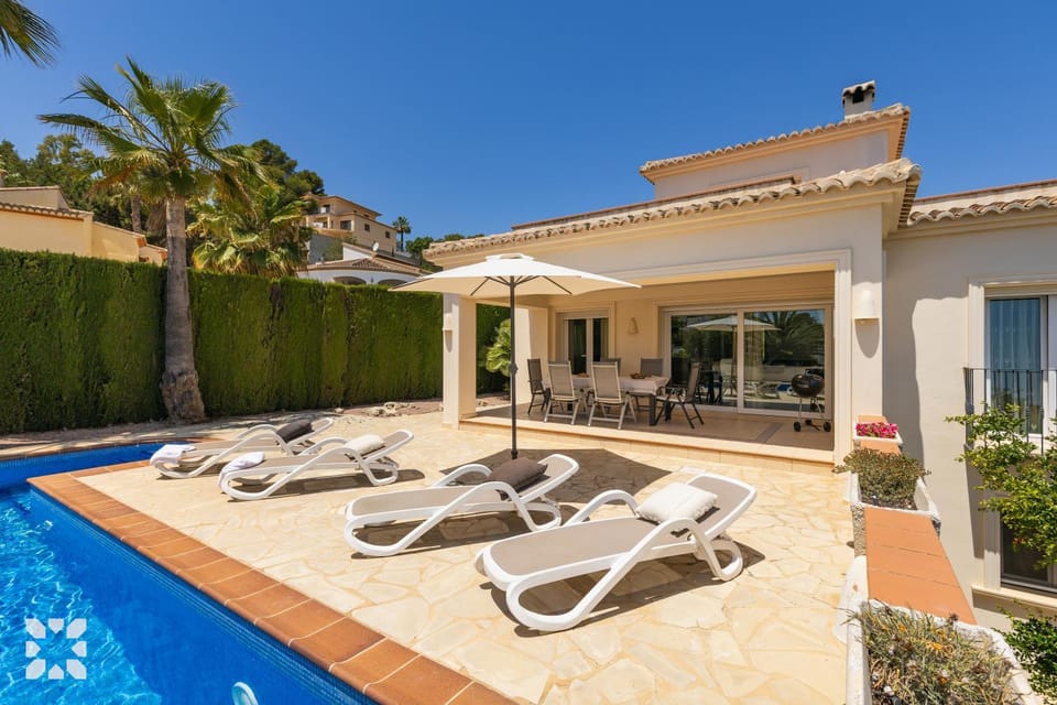 Property building, Patio, Day, Pool view, Swimming pool, sunbed
