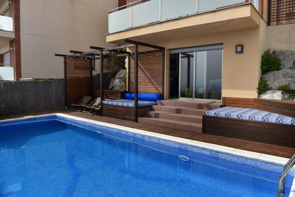 Facade/entrance, Swimming pool