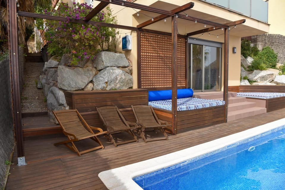 Day, Swimming pool, sunbed