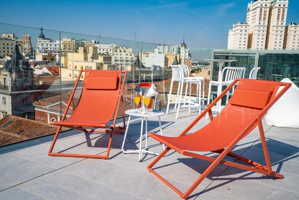 Balcony/Terrace, Decorative detail, City view, Street view, Swimming pool, sunbed