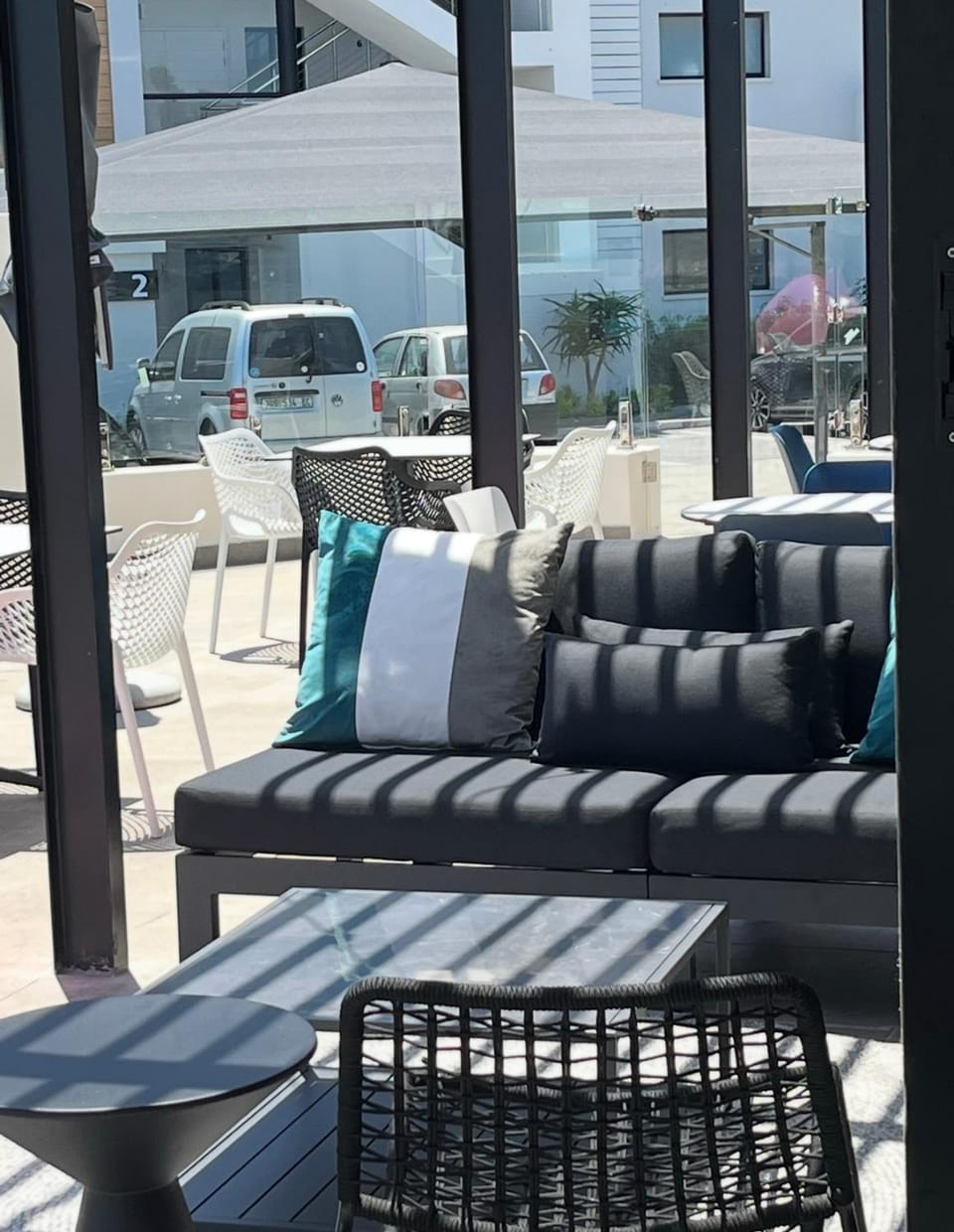 Restaurant/places to eat, Day, Seating area, Swimming pool