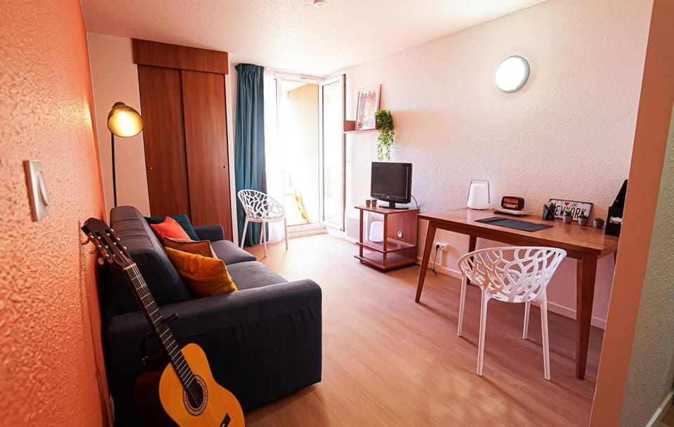 TV and multimedia, Living room, Seating area, hair dresser