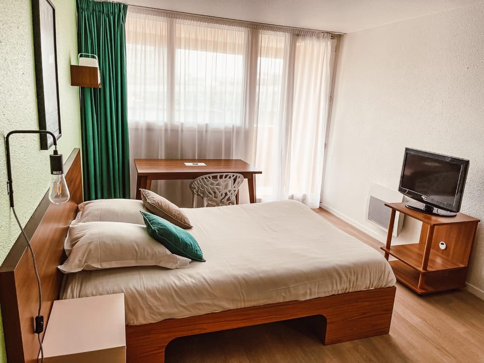 Bed, TV and multimedia, Photo of the whole room, Bedroom, hair dresser